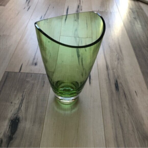 Vintage Green glass vase - Picture 4 of 9
